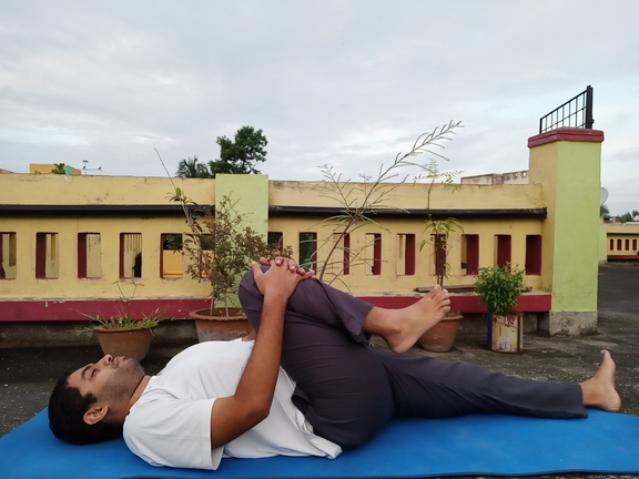 Supta Pawanmuktasana with right leg